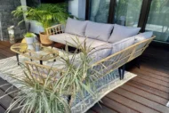 Boczny i tylny widok narożnika MIA light gray z plecionką imitującą naturalny bambus